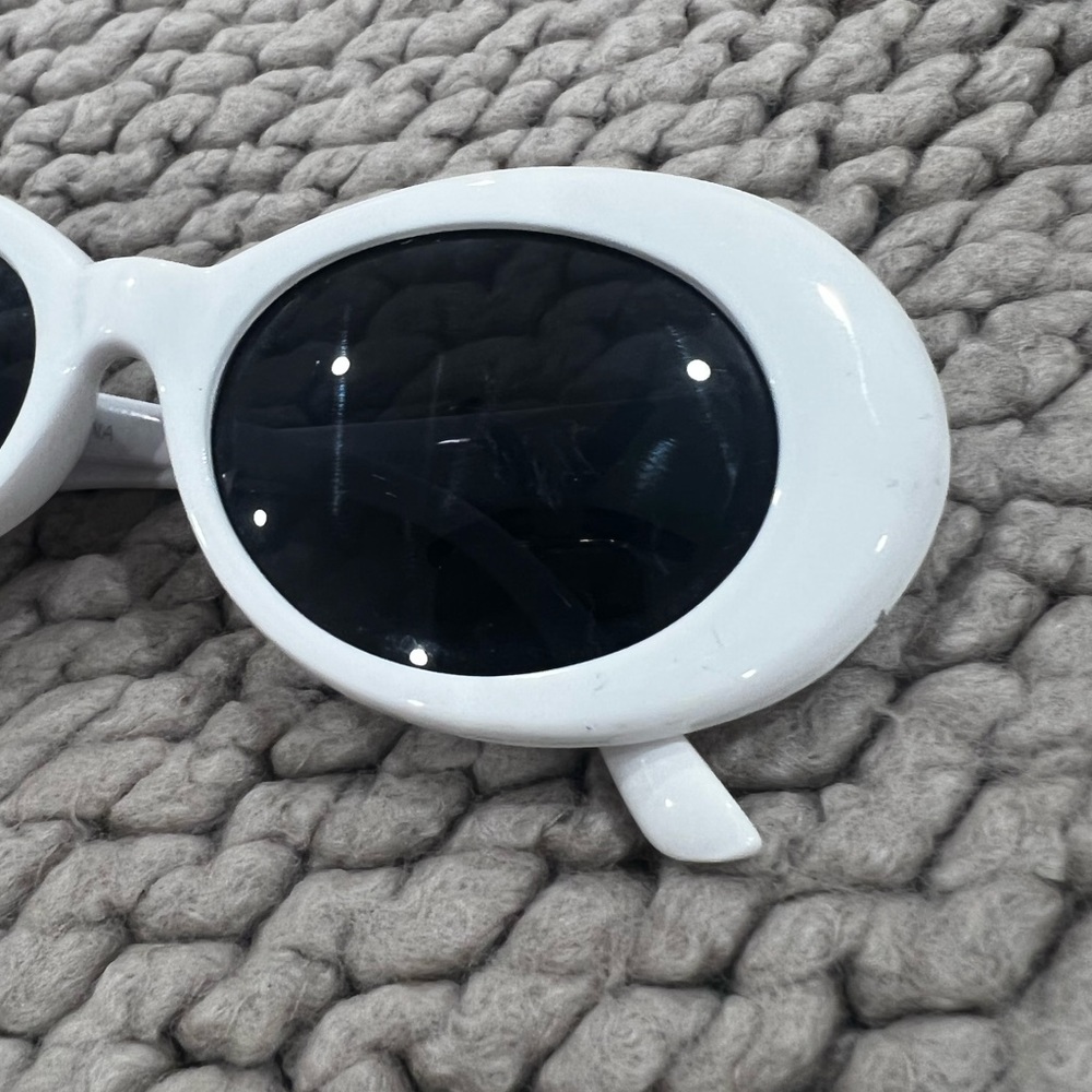 WHITE SUNGLASSES - Picture 3 of 4